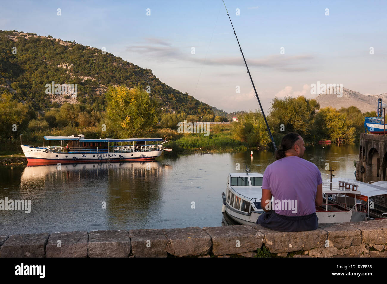 Pescatore sul ponte a Virpazar, Lago di Skadar, Montenegro Foto Stock