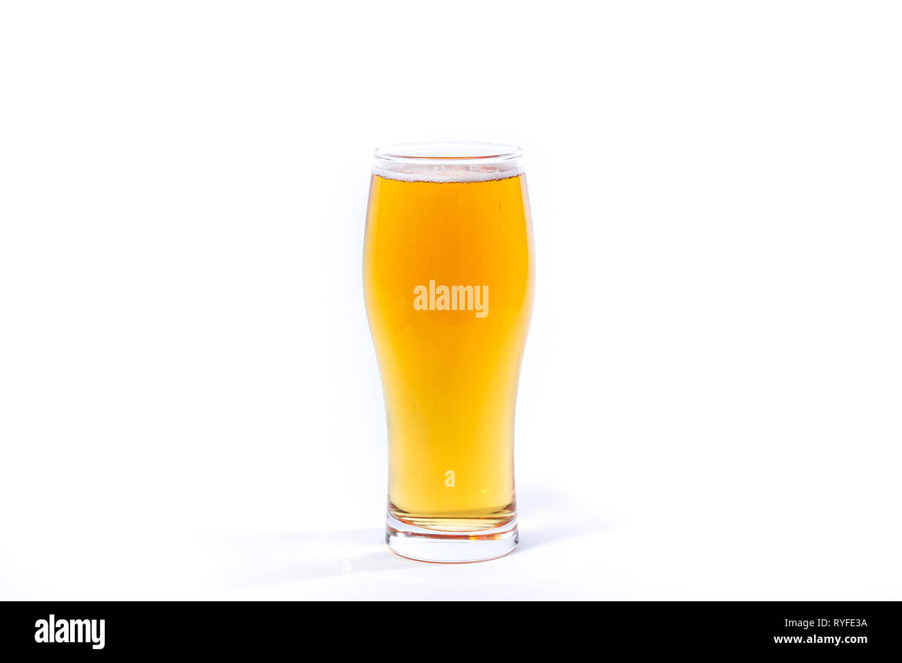 Un bicchiere di spuma, spumosa Spumeggiante birra isolato in bianco Foto  stock - Alamy