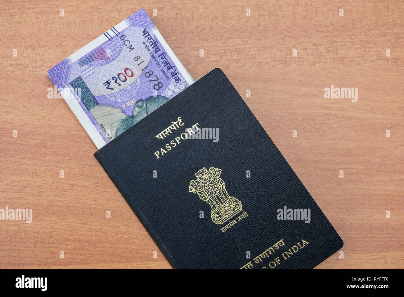 Immagine del passaporto indiano e nuovo indiano valuta della carta Foto Stock