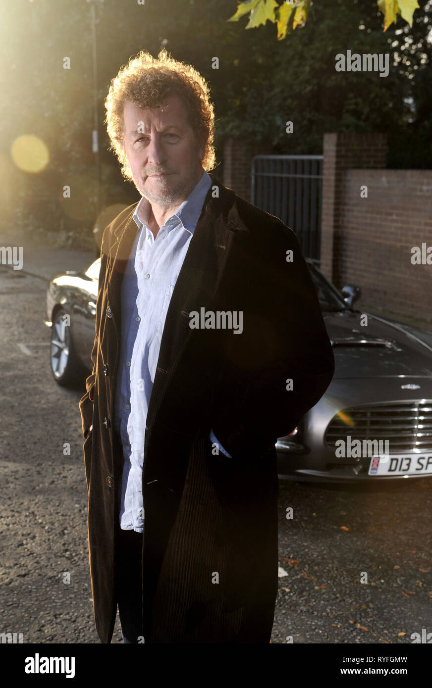 Autore Sebastian Faulks con il David Brown Speedster auto Foto Stock