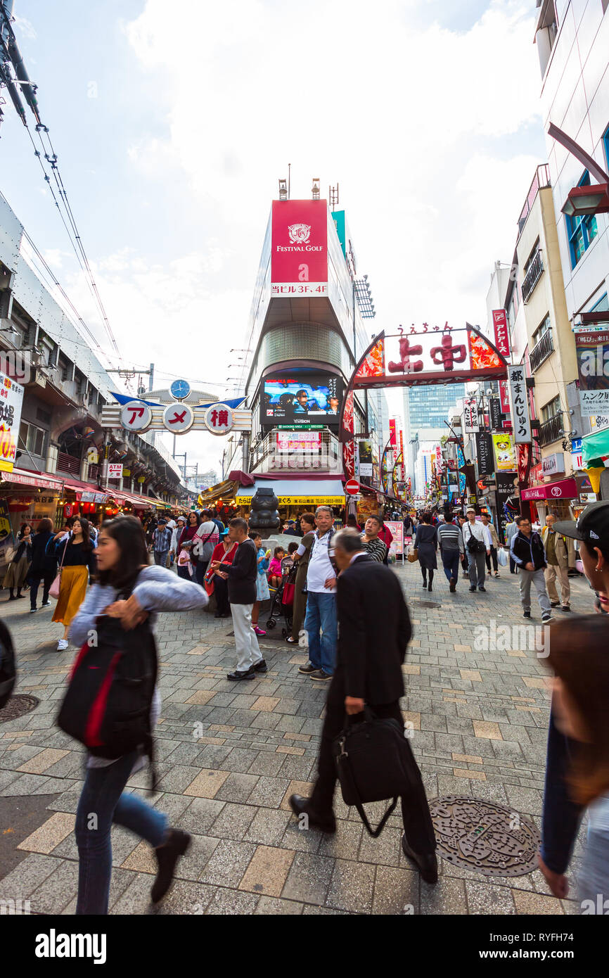 Tokyo, Giappone - 20 Ottobre 2018: i turisti dello shopping al mercato Ameyoko a Tokyo Giappone.it è un mercato fresco nella Vigilanza Taito di Tokyo, Giappone, situato ne Foto Stock