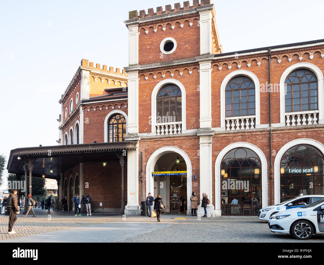 BRESCIA, Italia - 21 febbraio 2019: i passeggeri nei pressi della stazione ferroviaria di Brescia città in serata. Brescia è la seconda più grande città in Lombardia Foto Stock