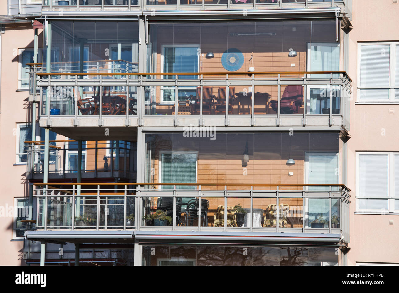 Moderno edificio di appartamenti con vetro chiuse terrazze, Svezia e Scandinavia Foto Stock
