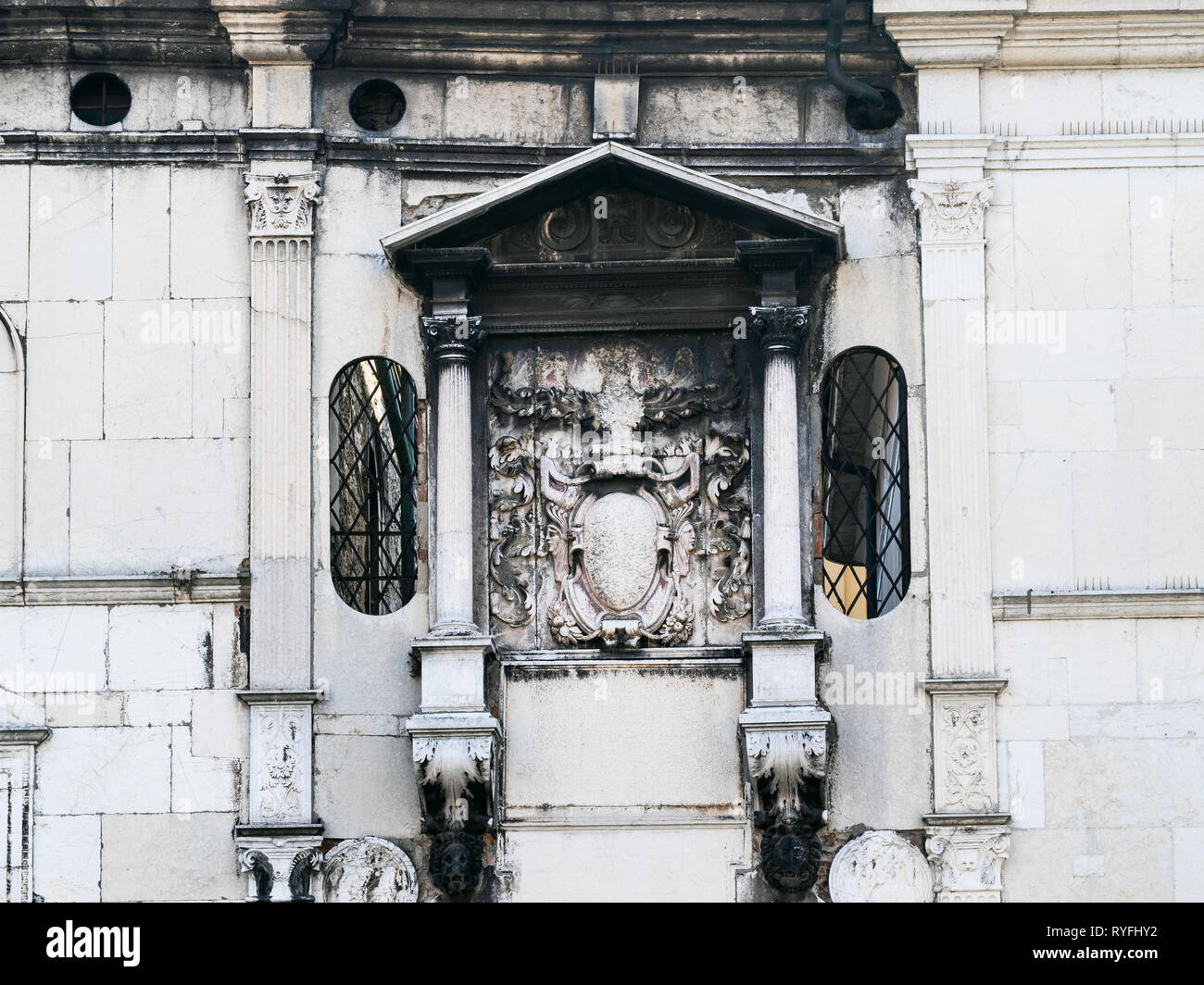 Viaggiare in Italia - decorazione della parete esterna del palazzo medievale del Monte di Pietà Vecchio sulla Piazza della Loggia a Brescia città Foto Stock