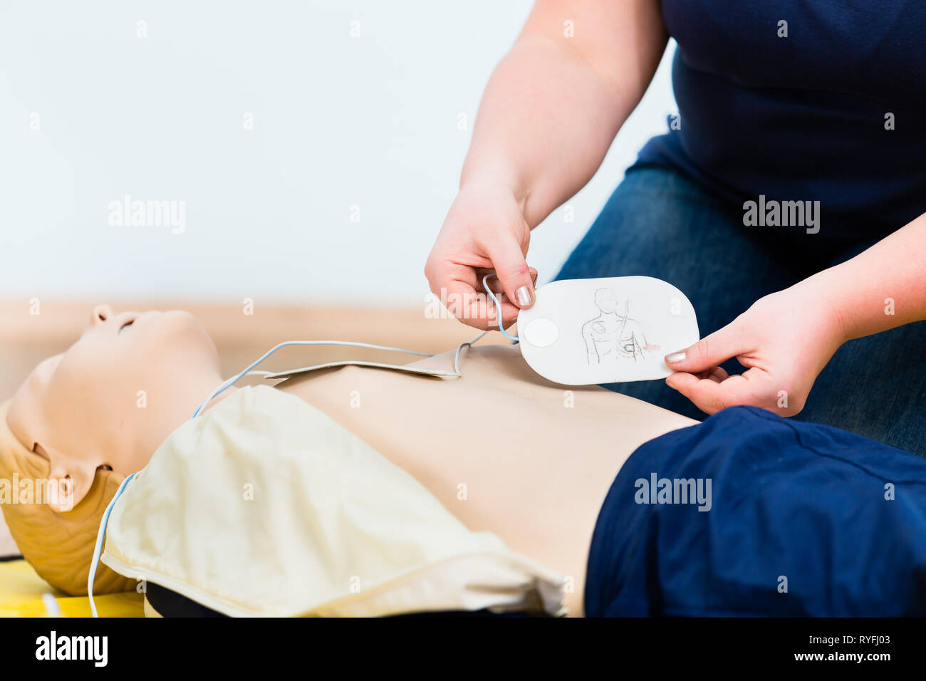 Donna in prima classe di aiuto alla formazione rianimazione Foto Stock