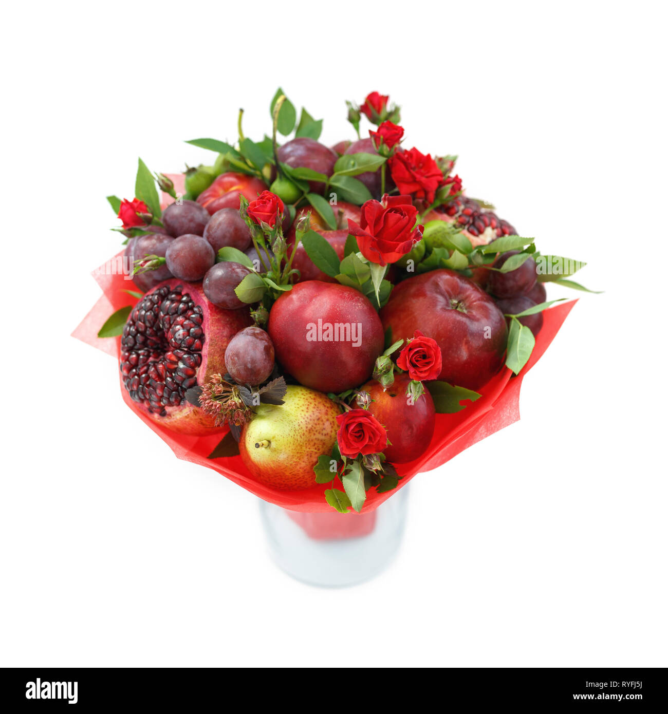Bouquet commestibile costituito di melograno, mele, susine e scarlet rose in piedi in un vaso isolato su sfondo bianco Foto Stock
