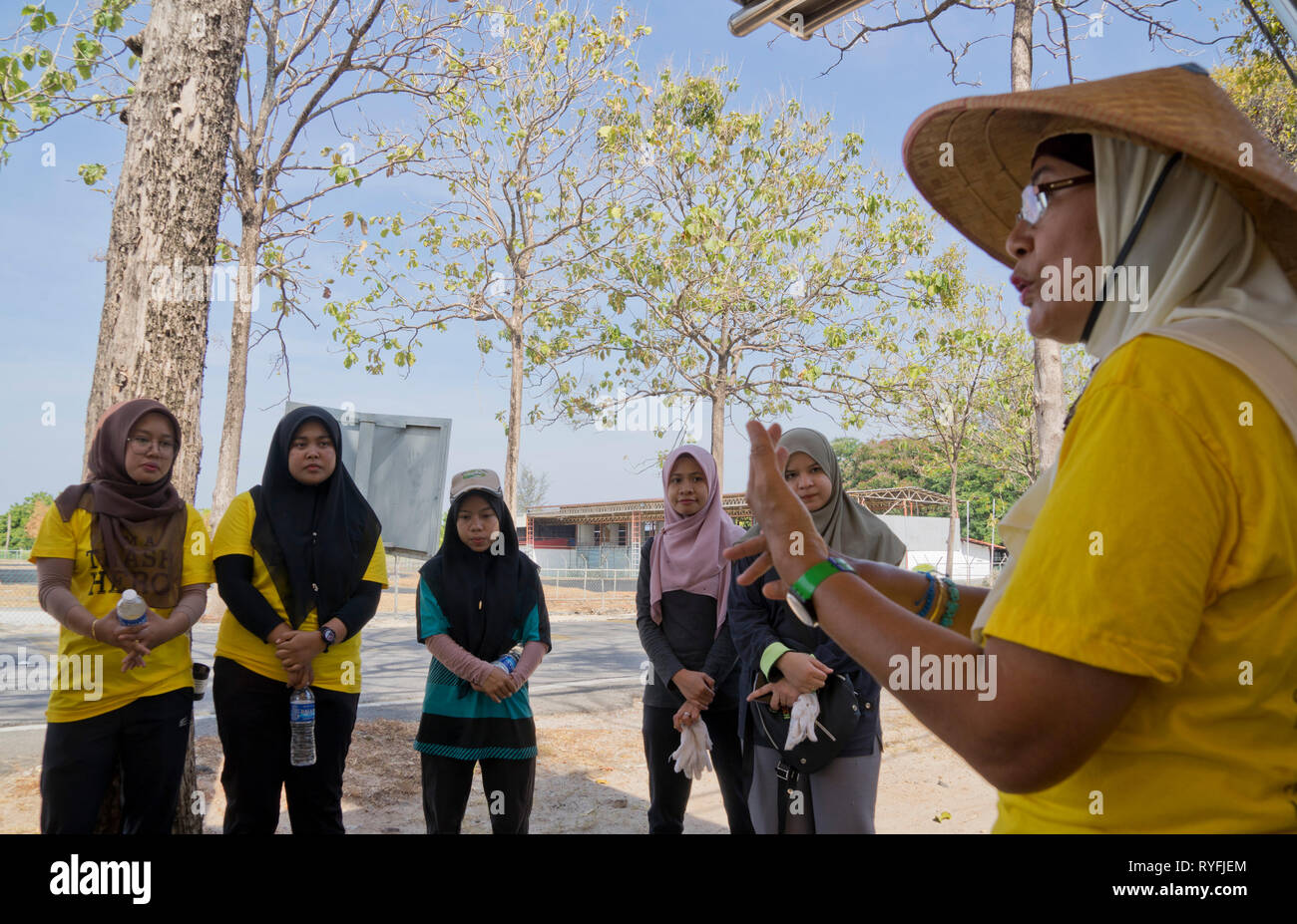 I volontari del gruppo ambientalista Cestino Hero ascoltando organizzatore nell'isola di Langkawi, Malesia,Asia Foto Stock