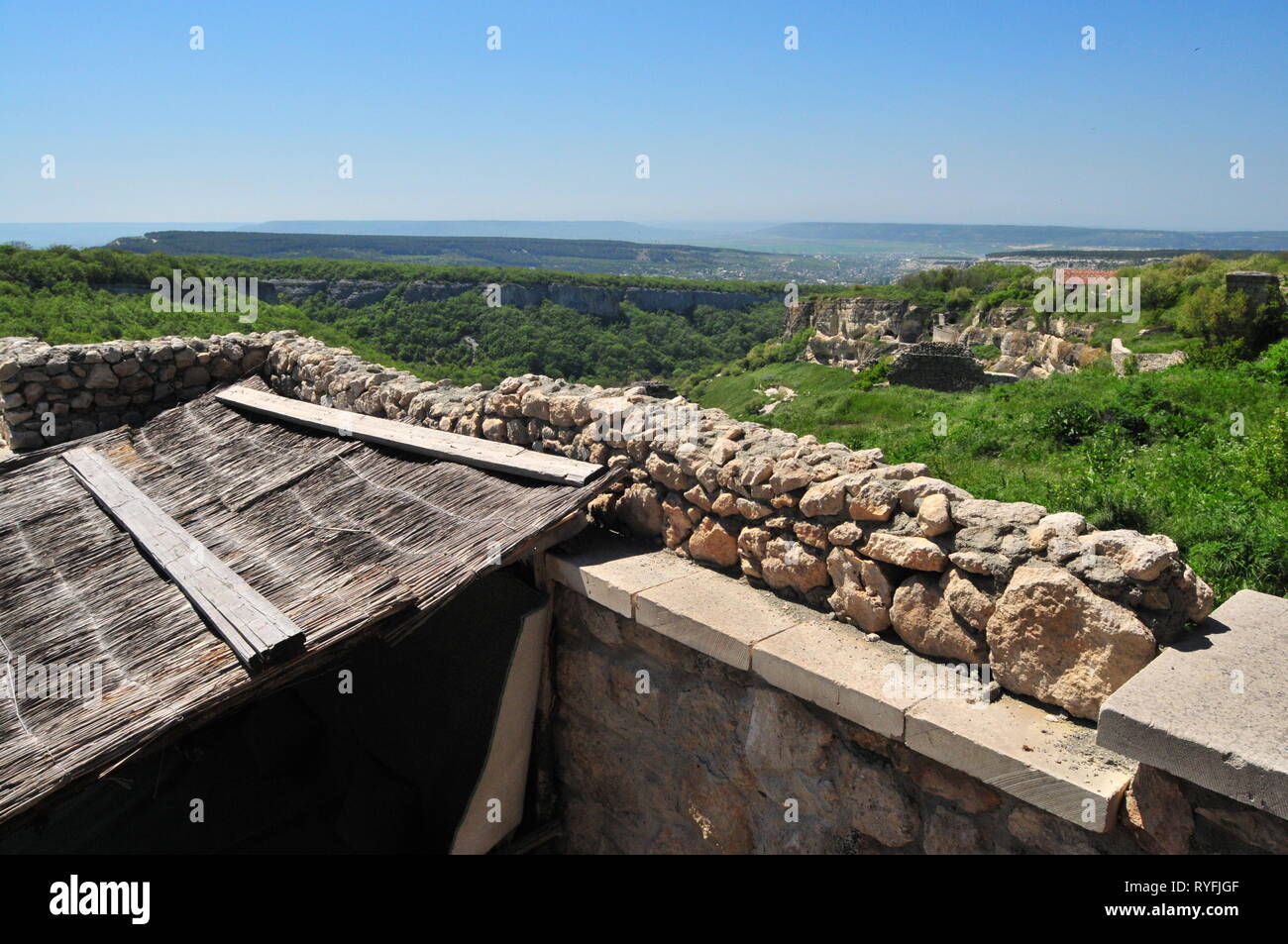 Ucraina, Bakhchisaray, maggio 2011. Grotta Chufut-Kale città (o Cufut Qale). Città medievale-fortezza nelle montagne della Crimea, ormai in rovina. Foto Stock