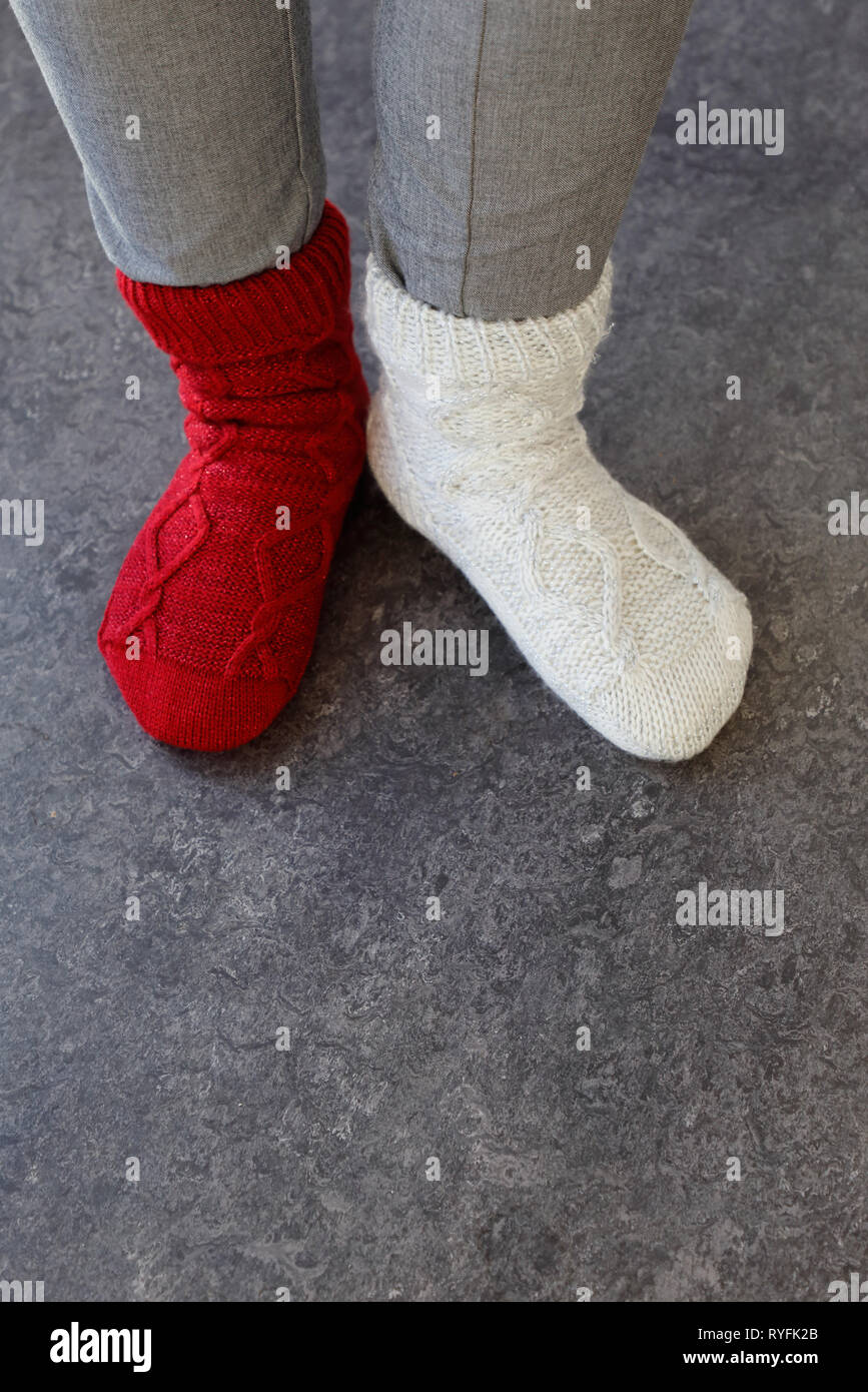Close up dei piedi di indossare i calzini di colore diverso su ogni piede. Foto Stock