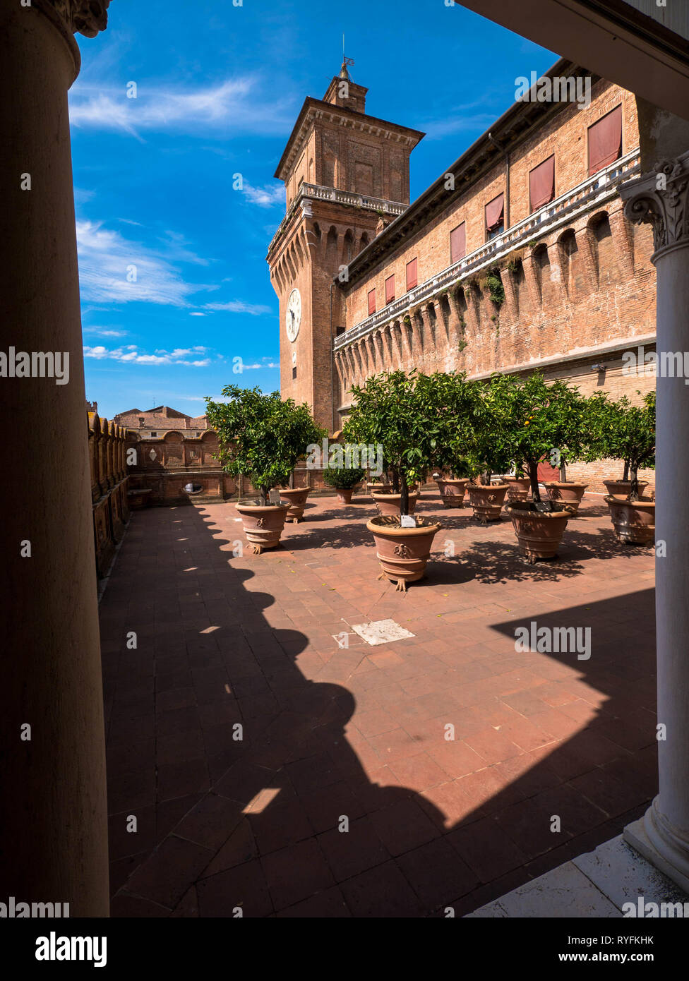 Cortile del Castello Estense di Ferrara, Italia con una vista verso il leone la torre Foto Stock