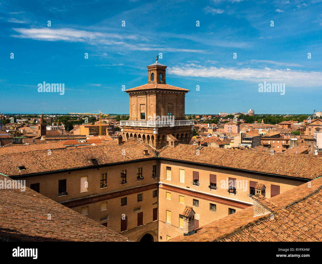 Vista dal leone medievale la torre del Castello Estense di Ferrara, Italia, sulla città Foto Stock