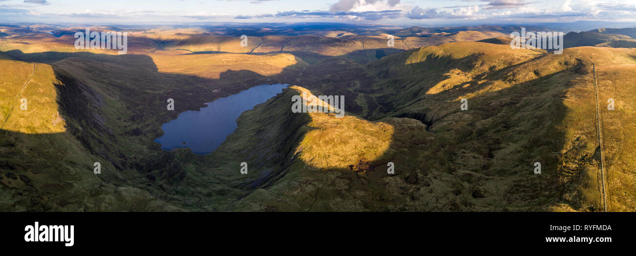 Panorama dell'antenna alla ricerca sul Loch Skeen e Moffat Dale verso la Cumbria in Inghilterra. Foto Stock