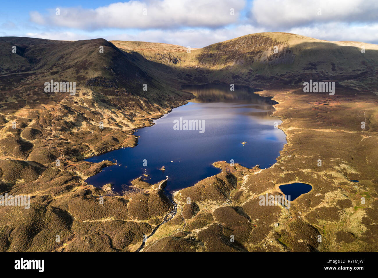 Immagine aerea guardando a nord sul Loch Skeen verso Molls Cleuch Dod. Foto Stock