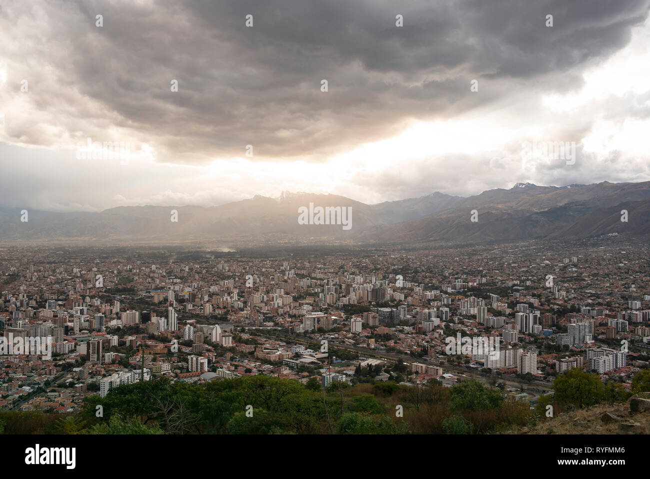 Cityscape catturato dalla collina di El Cristo de la Concordia, Cochabamba Bolivia. Lo skyline di RF, vista da sopra. Giu 2018 Foto Stock