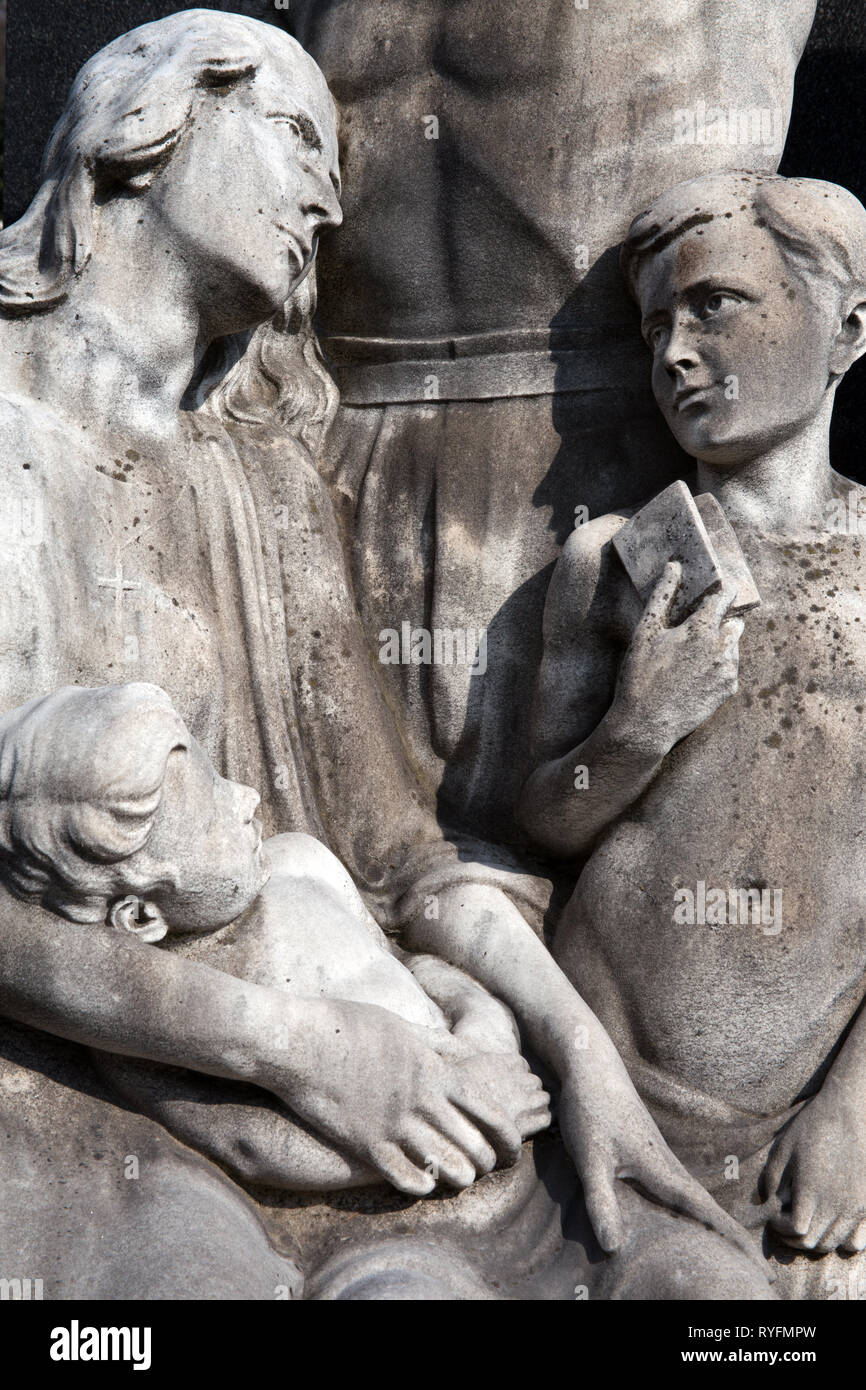 Gruppo di famiglia - statua / monumento pietre tomba nel Cimitero Monumentale di Milano - Cimitero Monumentale - Milano Italia Foto Stock