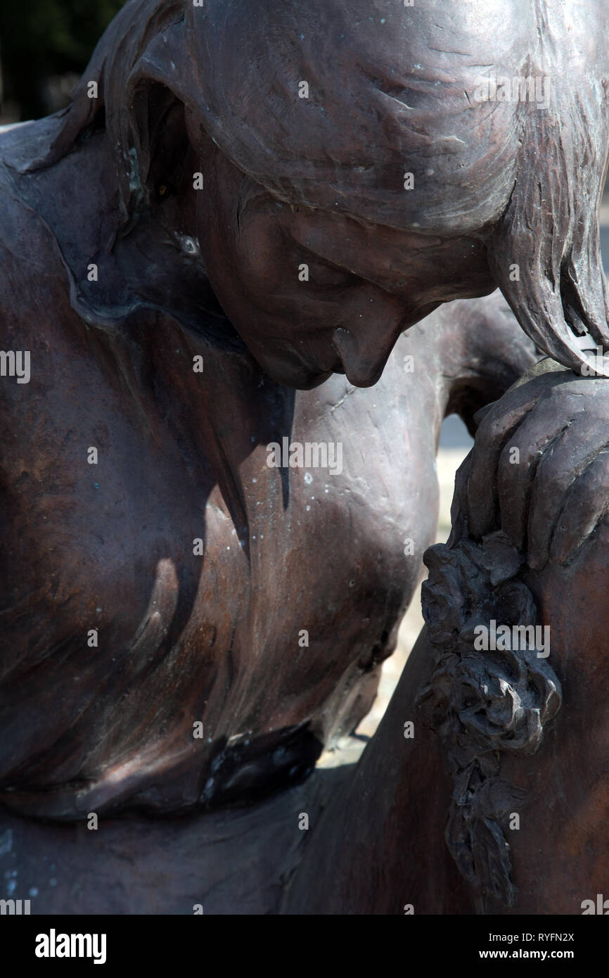 Statua / un monumento di un uomo di pietra tomba nel Cimitero Monumentale di Milano - Cimitero Monumentale - Milano Italia Foto Stock