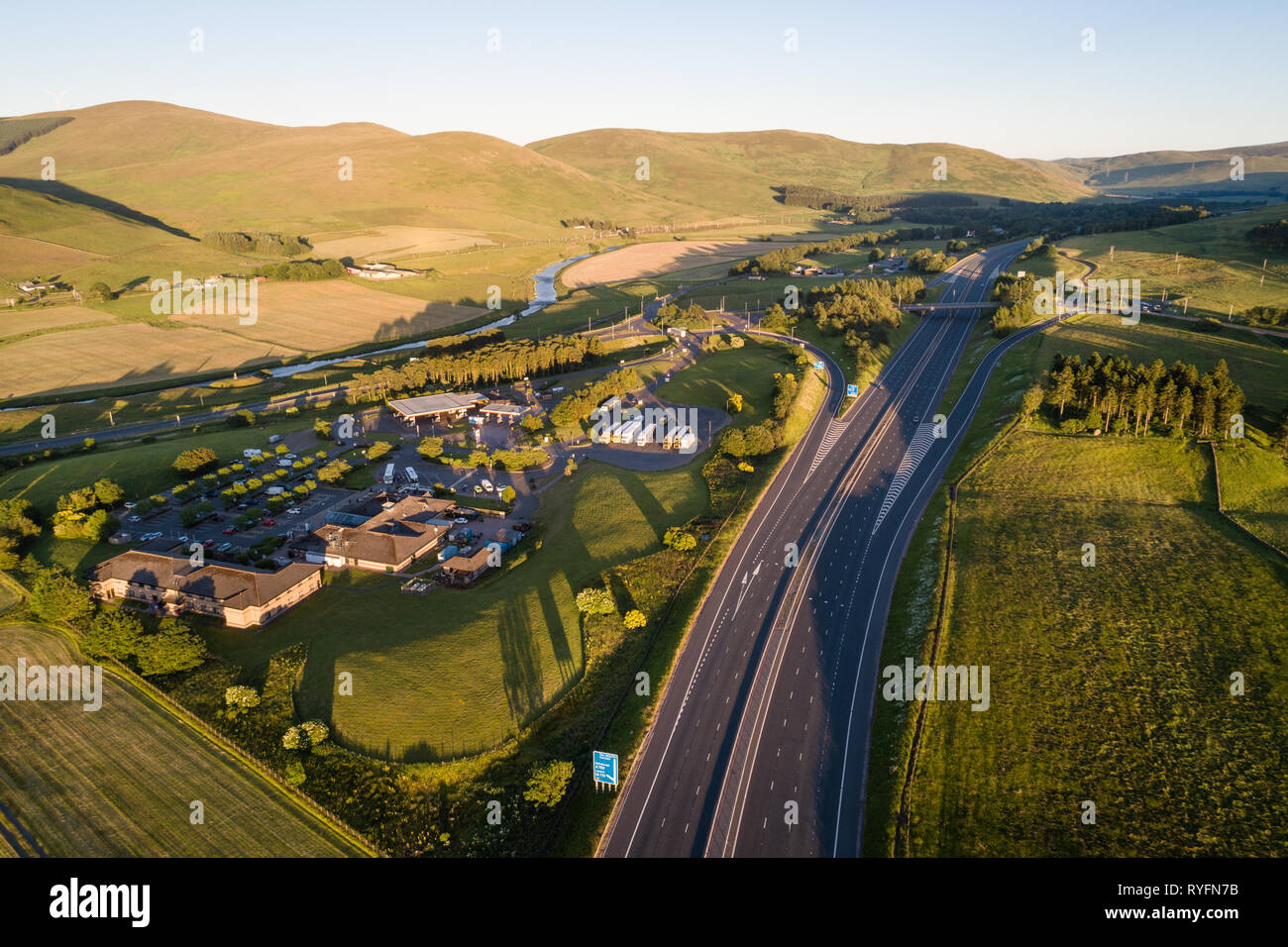 Un'immagine aerea mostra Abington Services sulla M74 in South Lanarkshire guardando a sud verso il villaggio di Abington. Foto Stock