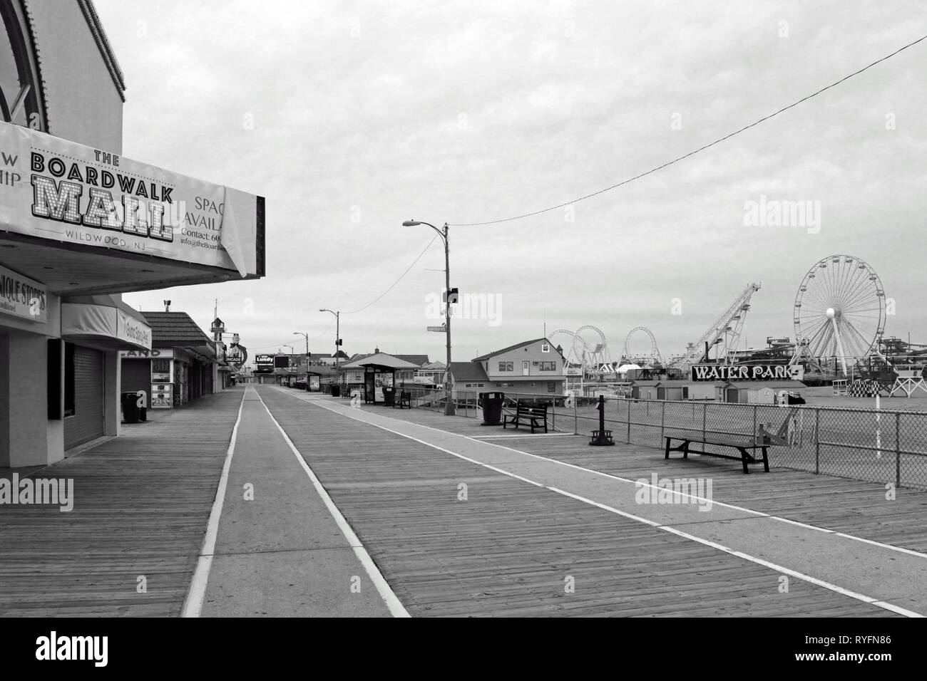 Il Boardwalk fuori stagione in bianco e nero. Wildwood dal mare, New Jersey, STATI UNITI D'AMERICA Foto Stock