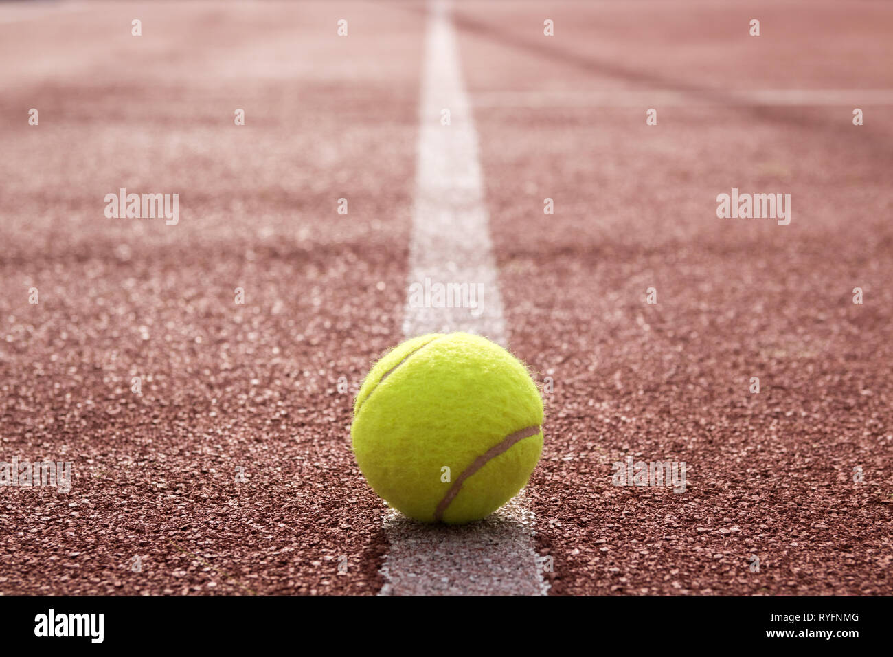 Palla da tennis giallo su hard court linea bianca close up Foto Stock