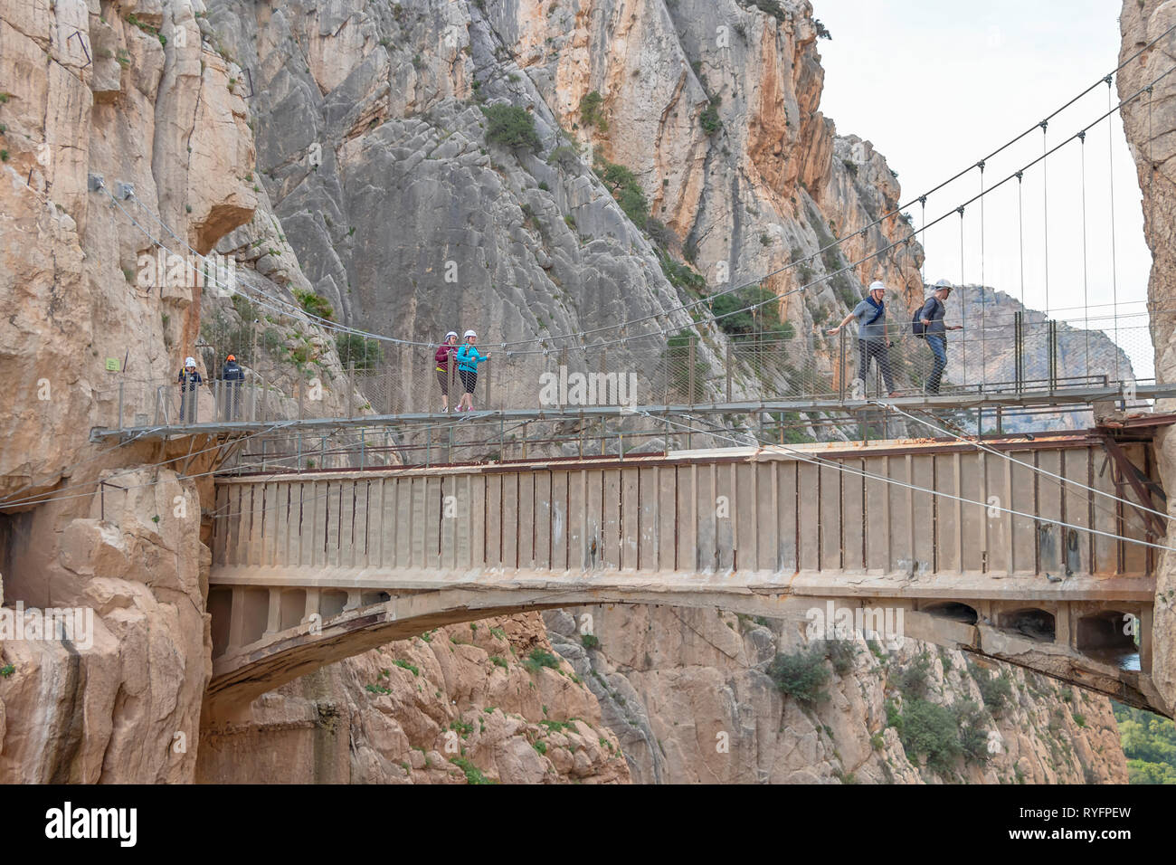 Malaga, Spagna - 1 Marzo 2019: Ponte nella gola del Gaitanes in el Caminito del Rey (del re poco Path). Un passaggio pedonale, imperniato lungo la ripida parete Foto Stock