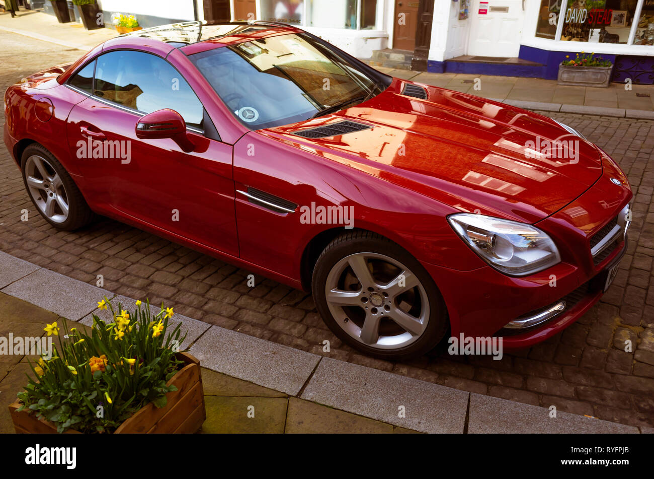Red Mercedes Benz SLK Roadster soprts auto in North Yorkshire in primavera Foto Stock
