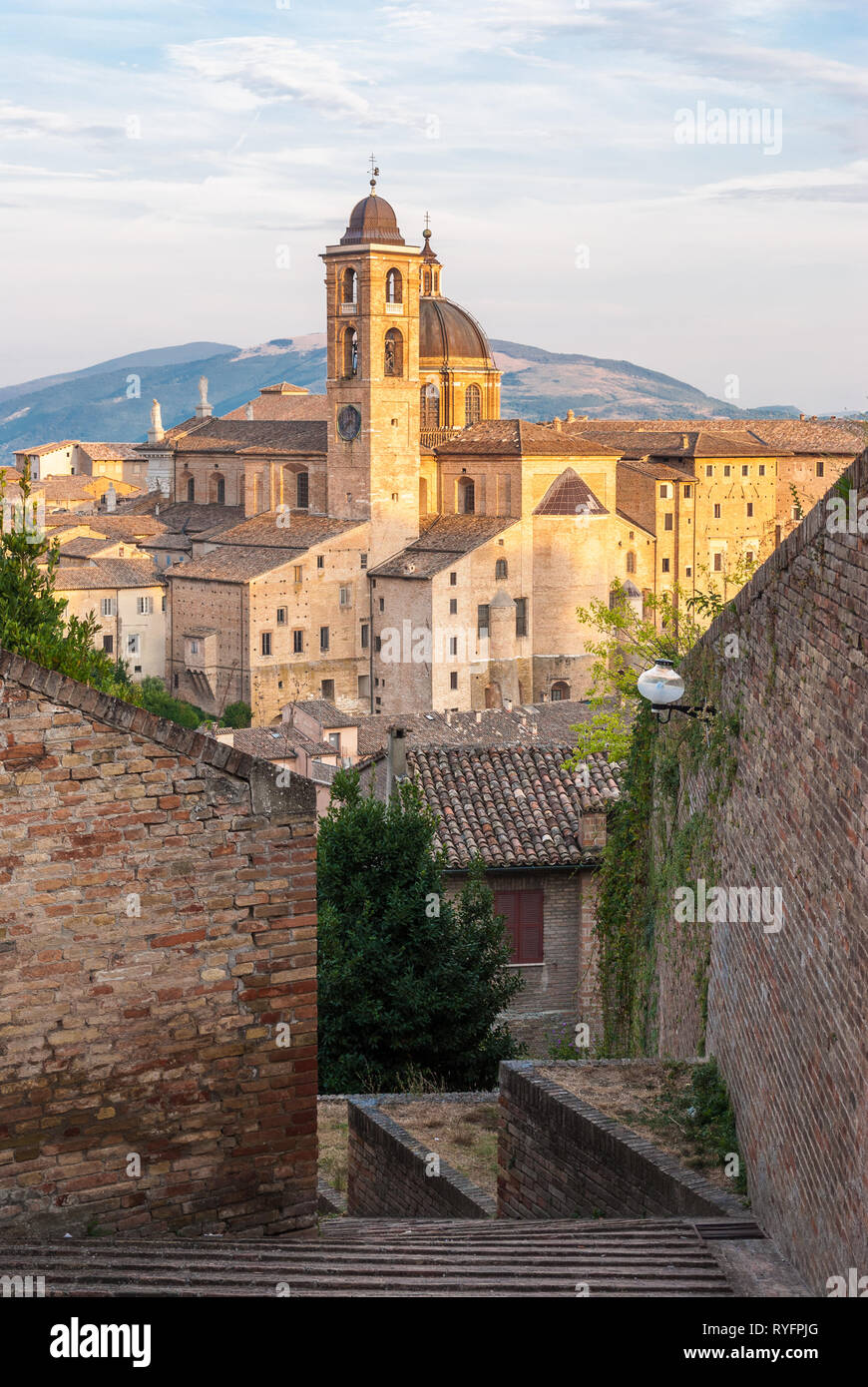 Stretto Vicolo nel centro della città di Urbino Foto Stock