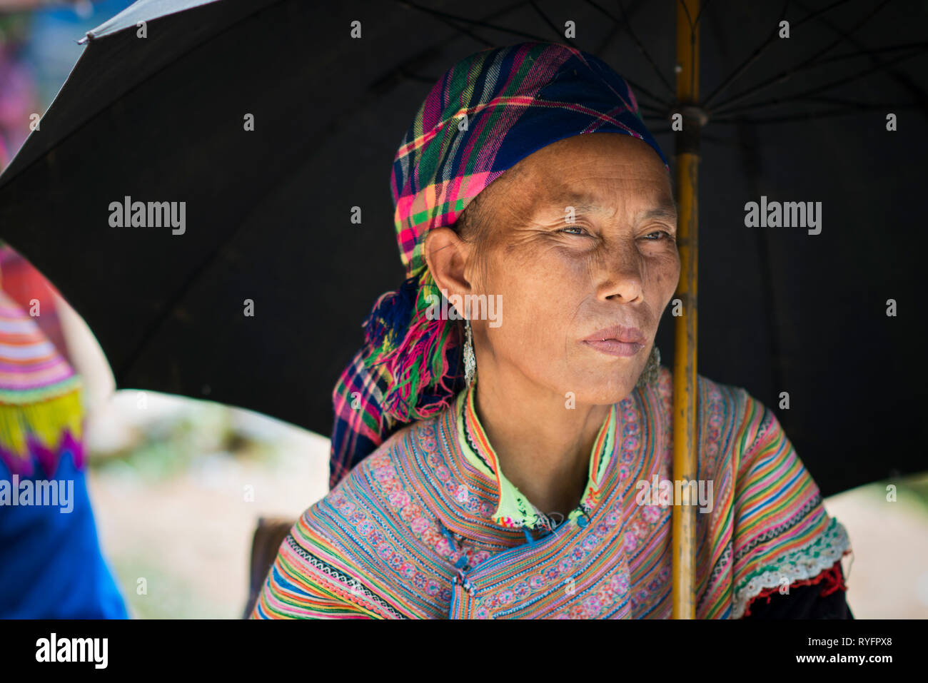 Colorati fiori di etnia Hmong donne a Bac ha sul mercato. Flower H'mongs minoranza etnica dal gruppo Sapa, Lao Cai, Vietnam Foto Stock