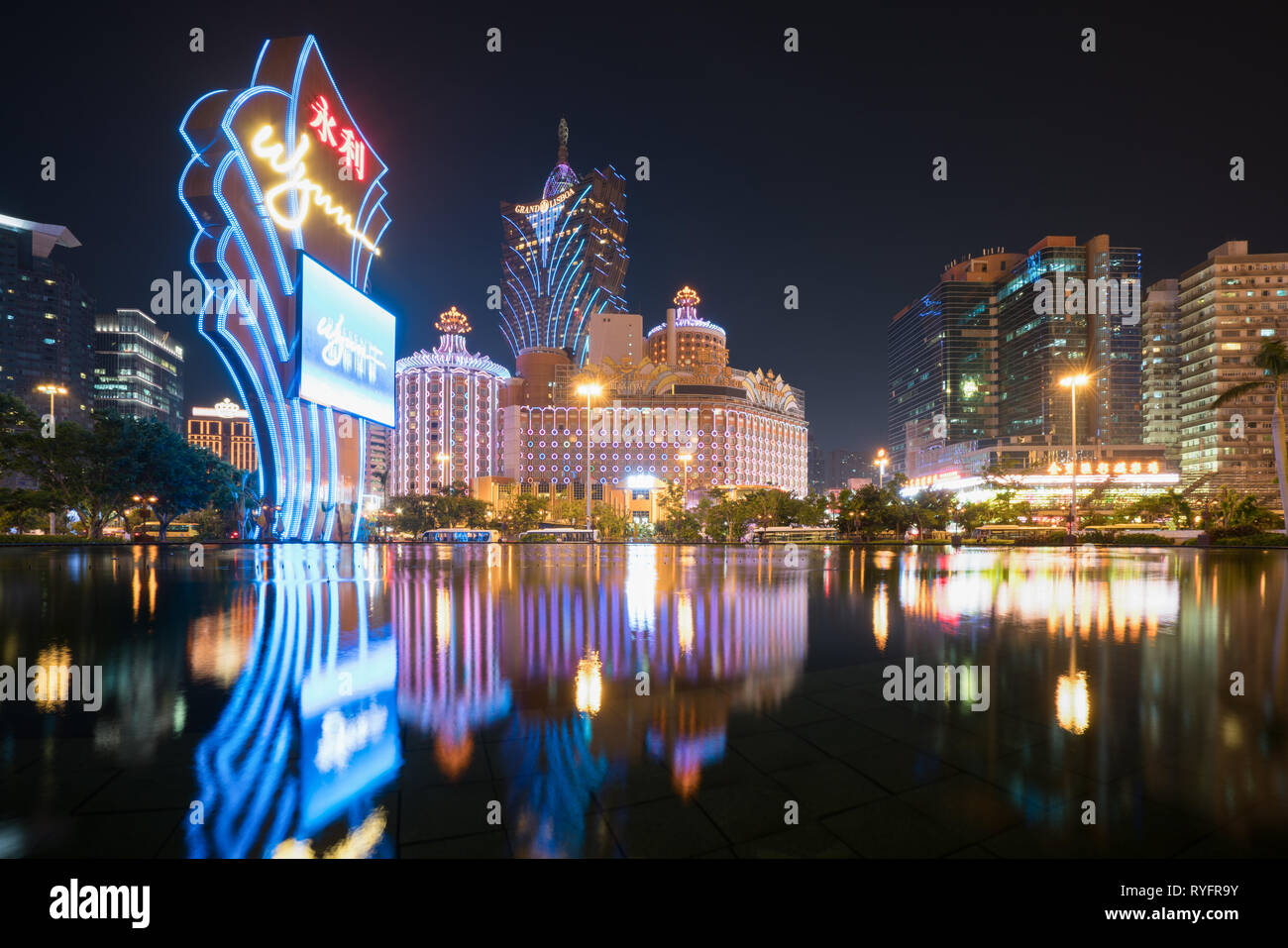 Vista notturna di Macau (Macao). Il Grand Lisboa è il più alto edificio in Macau (Macao) e la maggior parte peculiare del suo skyline Foto Stock