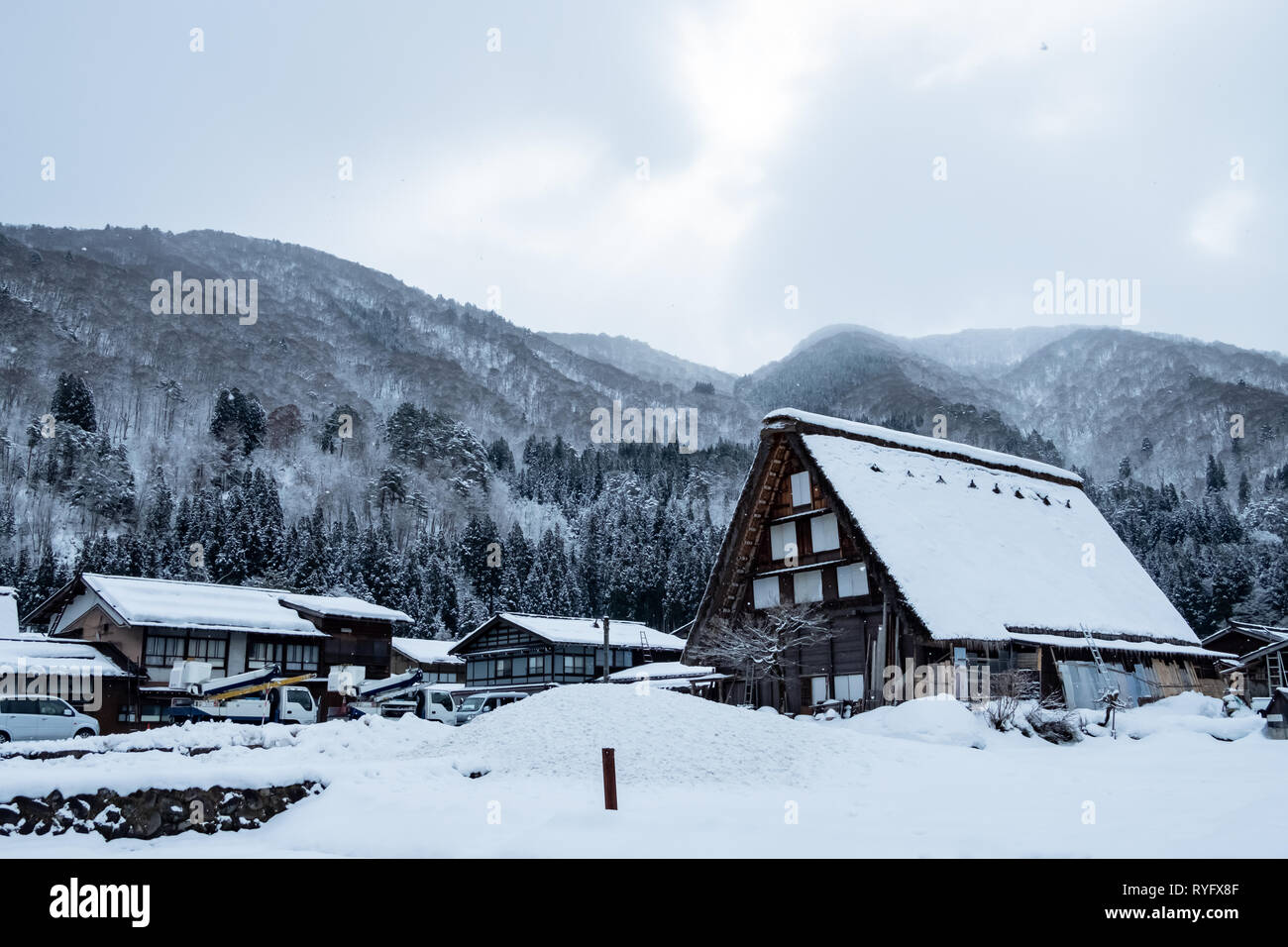 Stile Gassho casa su Shirakawa andare in Giappone Foto Stock