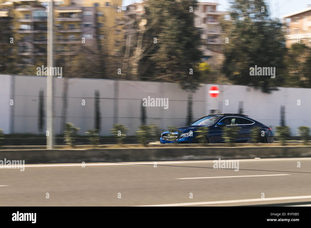 Tirana/Albania-‎March ‎6, ‎2019: Blu Mercedez Benz C classe Coupe. Alta velocità catturato sull'autostrada. Foto Stock