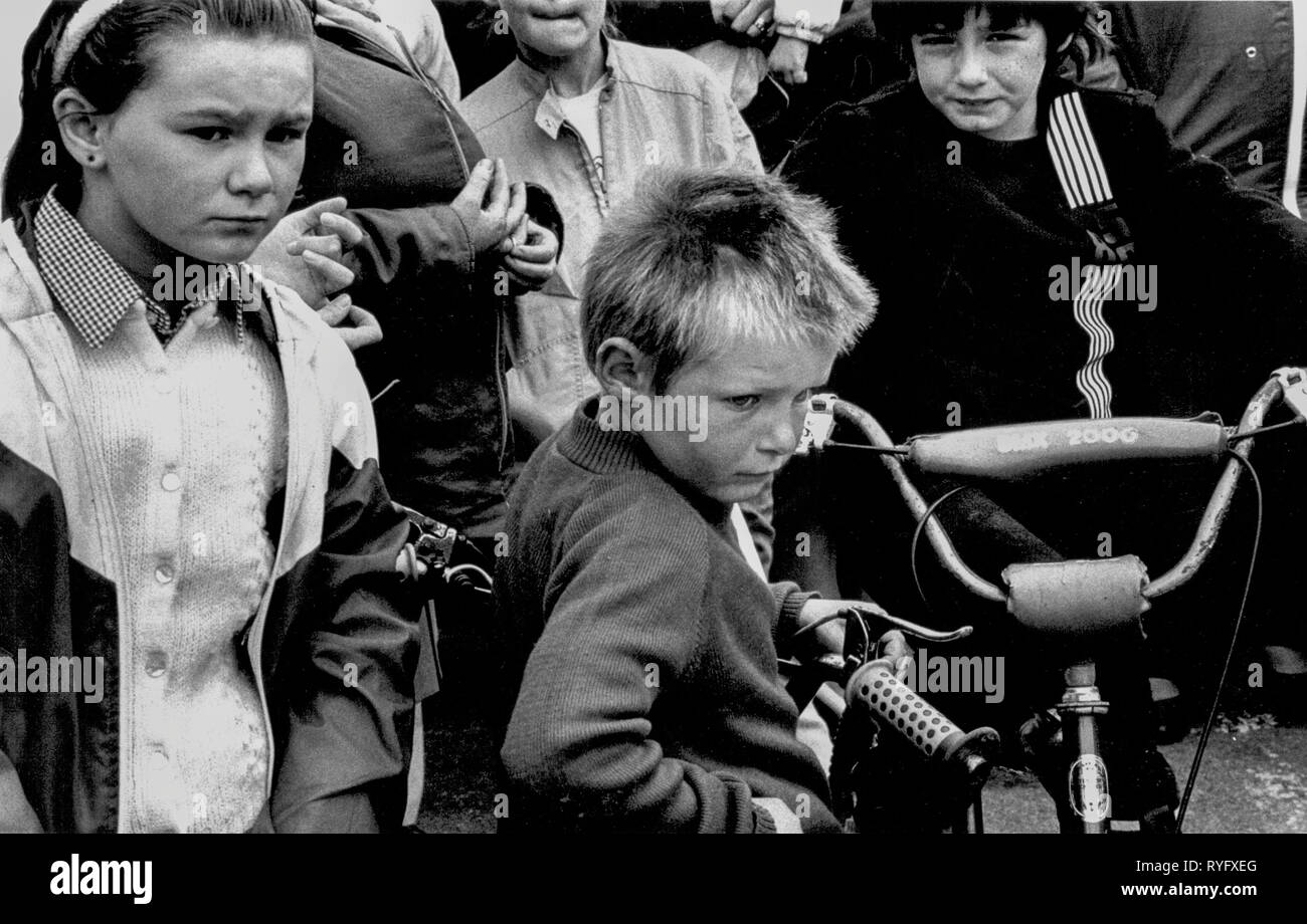 Kids guardando un festoso corteo, Bowmore, Islay, REGNO UNITO Foto Stock
