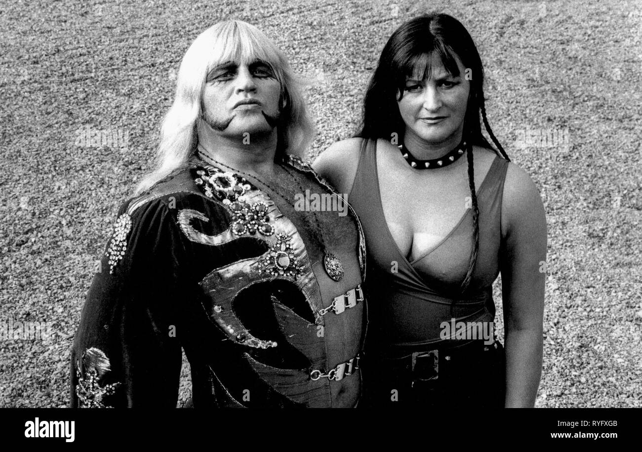 Lottatori in posa prima della fiera di Hannover, Germania Foto Stock