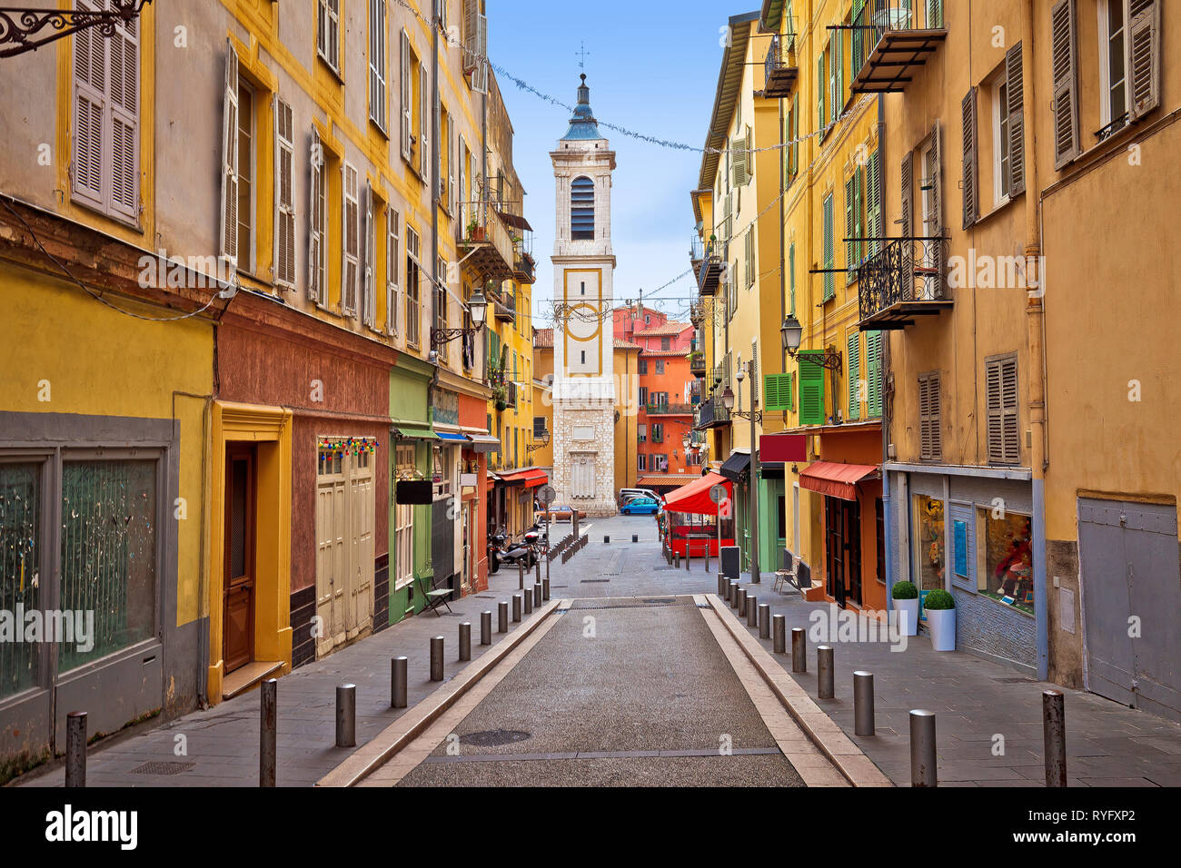 La città di Nizza colorata architettura di strada e la vista della chiesa, destinazione turistica della riviera francese, Alpes Maritimes depatment della Francia Foto Stock