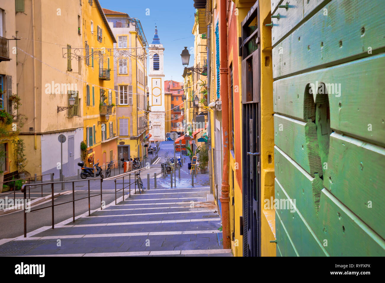 La città di Nizza colorata architettura di strada e la vista della chiesa, destinazione turistica della riviera francese, Alpes Maritimes depatment della Francia Foto Stock