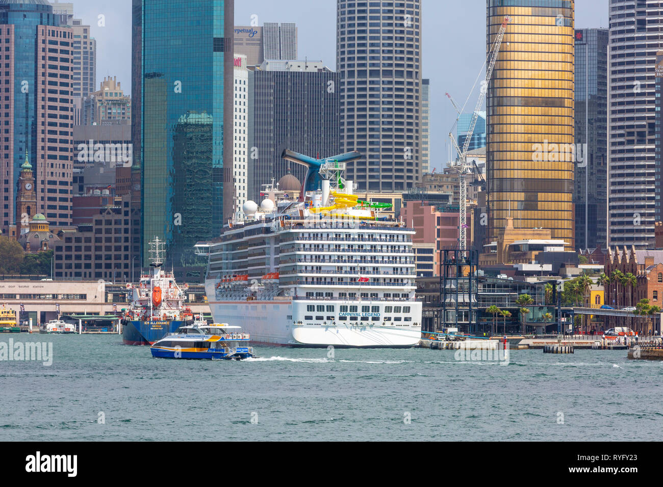 La leggenda del Carnevale nave da crociera ormeggiata al Circular Quay e vista di Sydney centro uffici ed edifici alti,Sydney , Australia Foto Stock