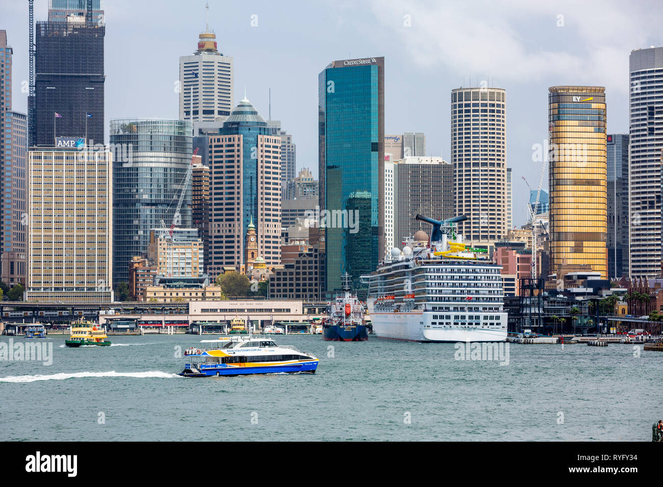 La leggenda del Carnevale nave da crociera ormeggiata al Circular Quay e vista di Sydney centro uffici ed edifici alti,Sydney , Australia Foto Stock