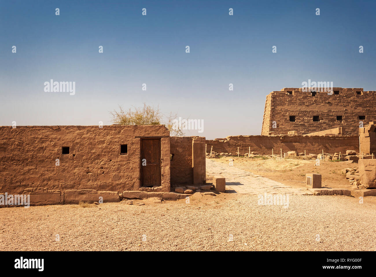 Gli edifici su di un antico tempio motivi di Karnak a Luxor, Egitto. Foto Stock