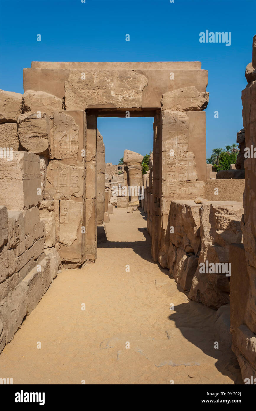 Gli edifici su di un antico tempio motivi di Karnak a Luxor, Egitto. Foto Stock