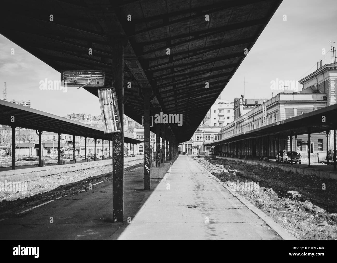 Foto in bianco e nero di abbandonata la stazione ferroviaria principale di Belgrado, la geometria delle linee e ombre Foto Stock