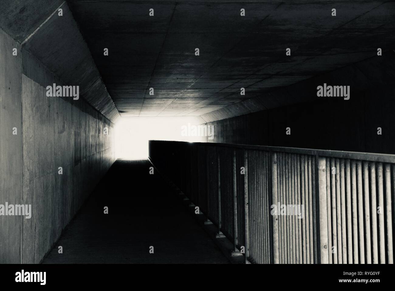 Luce alla fine del tunnel Foto Stock
