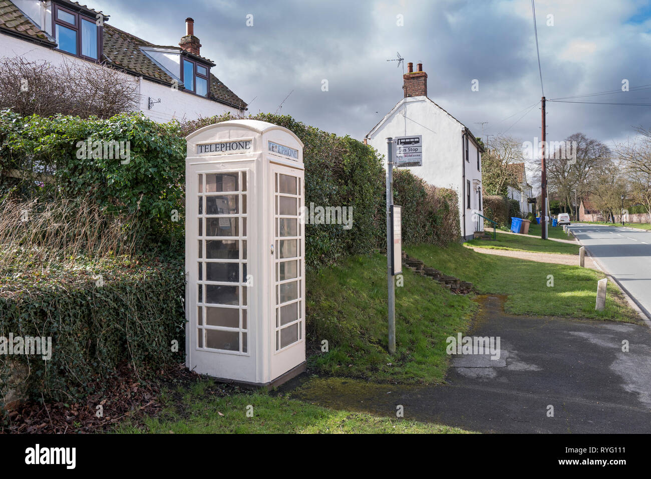 Un tradizionale britannica casella telefono dipinte di crema nel villaggio di Walkington vicino a Beverley, East Riding of Yorkshire, Inghilterra, Regno Unito Foto Stock