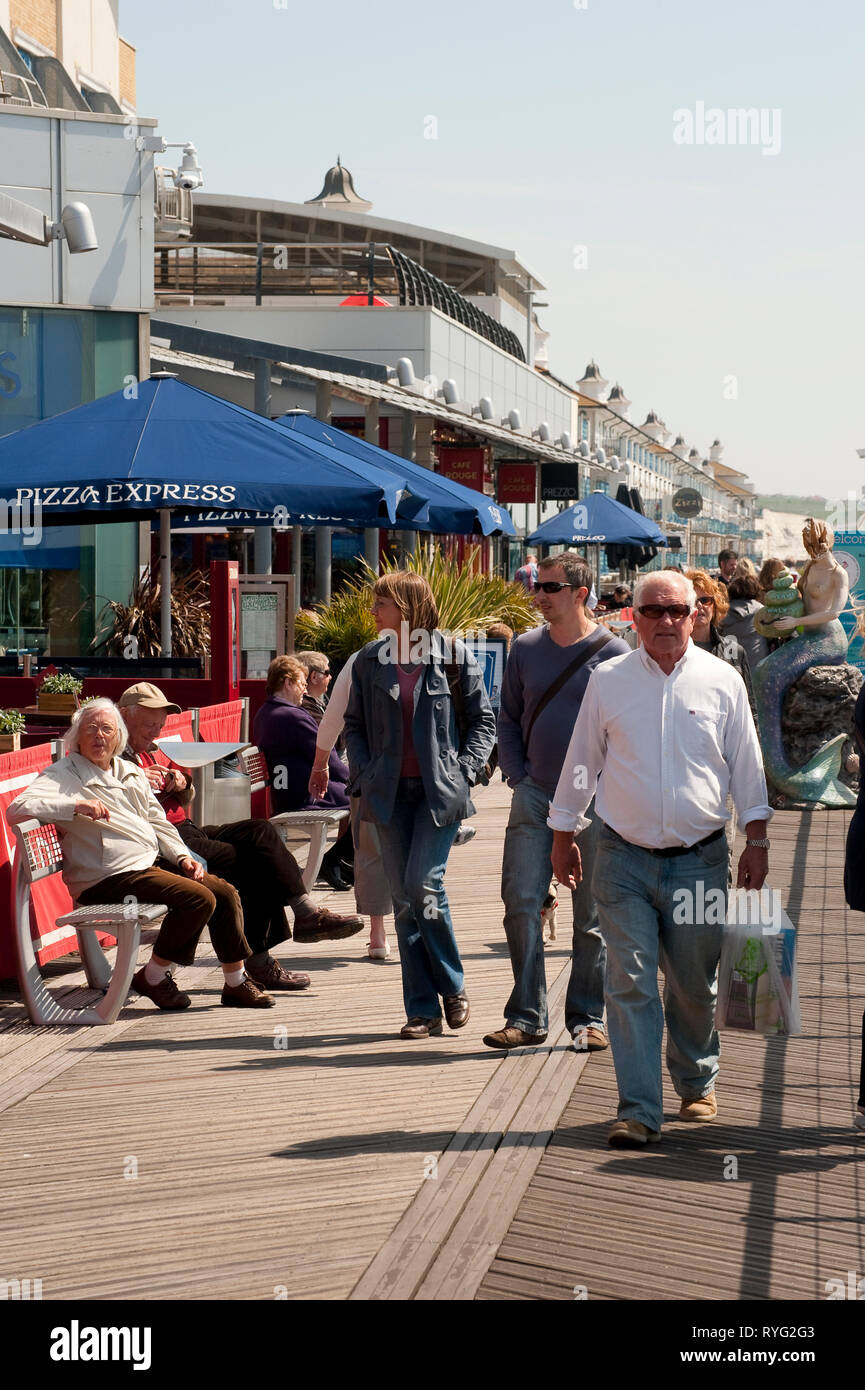 La gente camminare lungo la passeggiata a mare a Brighton Marina, Sussex, Inghilterra. Foto Stock