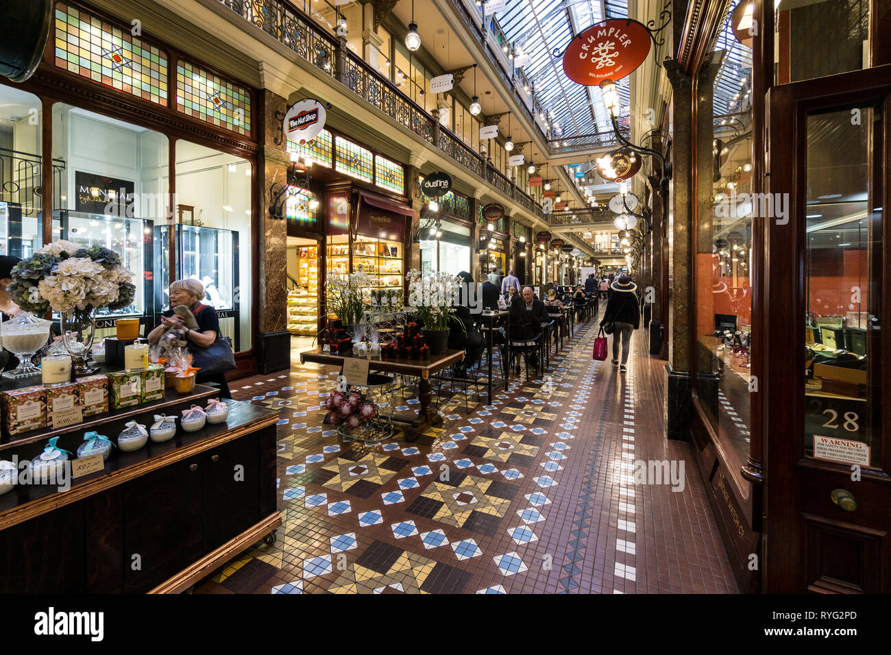 Sydney, Australia - 6 Maggio 2018: vista dell'interno del famoso stile vittoriano Strand Arcade, una storica negozi di lusso e ristoranti gallery nel cuore Foto Stock