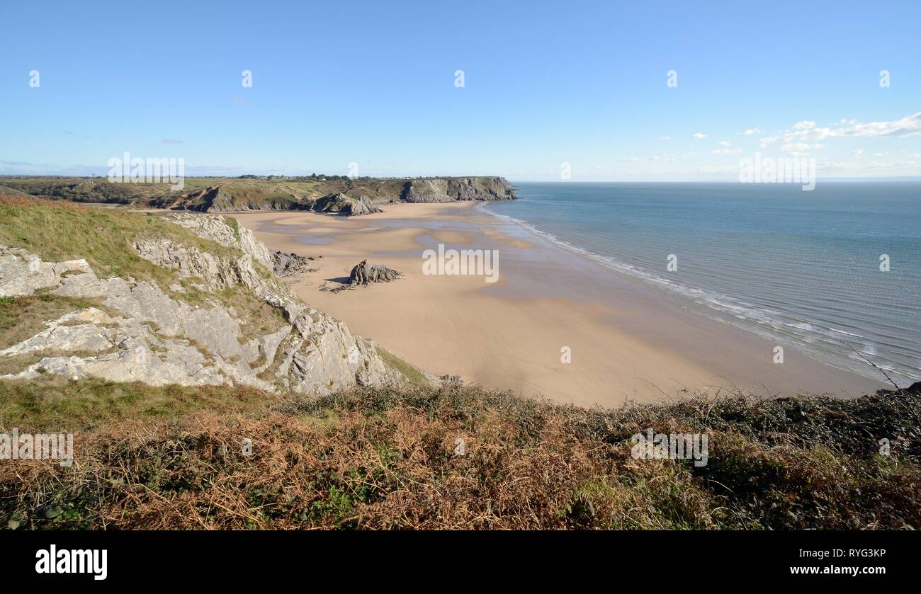 Panoramica di Three Cliffs Bay guardando ad est dal grande Tor verso Pobbles beach, Penmaen, La Penisola di Gower, Wales, Regno Unito, ottobre. Foto Stock