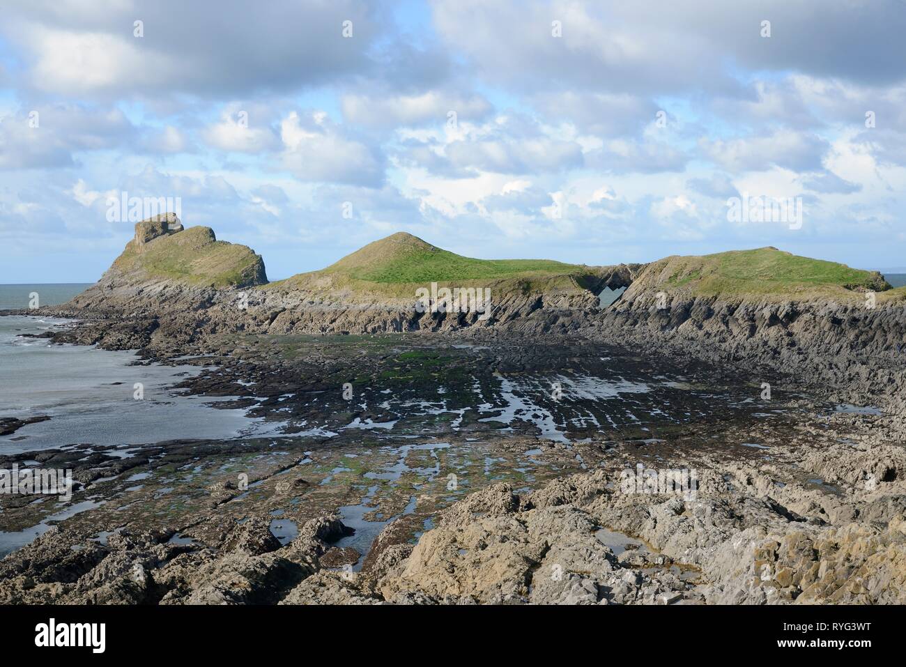 La vite senza fine a testa bassa marea visto dall'interno di testa, con l'onda della piattaforma di taglio, 'Devil Ponte dell' arco di roccia e testa esterna visibile, Rhossili, Il Gower Foto Stock