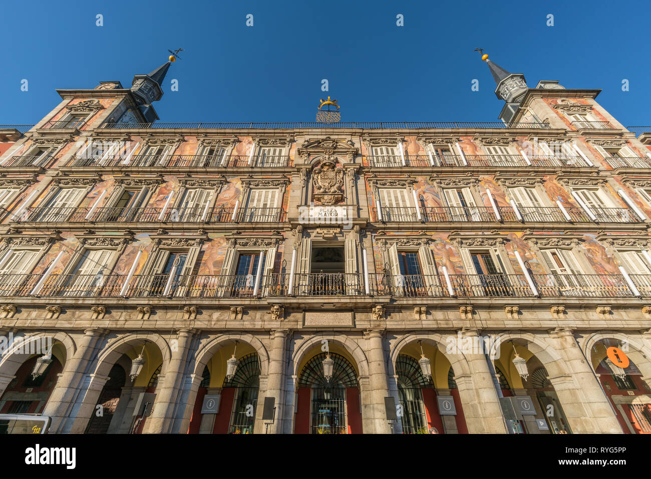 Madrid, Spagna - 22 Dicembre 2017 : Plaza Mayor, la facciata della Casa de la Panaderia (Panificio House edificio). Lo spagnolo stemma nel mezzo, cr Foto Stock