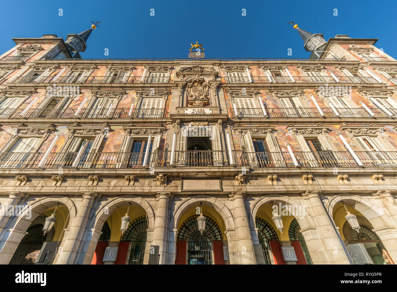 Madrid, Spagna - 22 Dicembre 2017 : Plaza Mayor, la facciata della Casa de la Panaderia (Panificio House edificio). Lo spagnolo stemma nel mezzo, cr Foto Stock