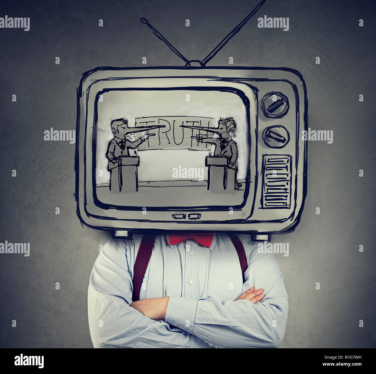 Addicted to fake news uomo con televisore invece della sua testa guardando la TV con due politici, bugiardo imprenditori aventi un dibattito Foto Stock