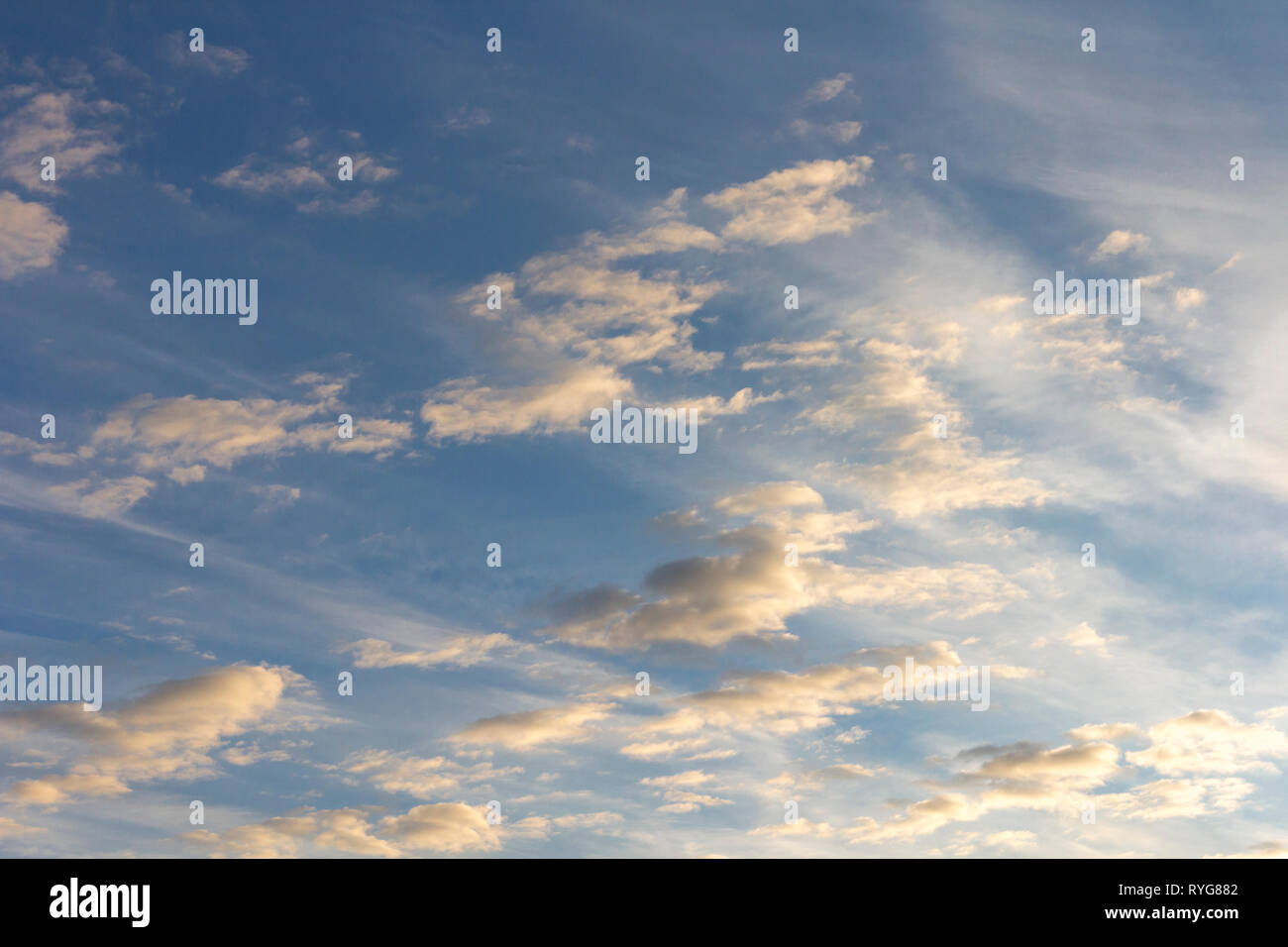 Bellissimo il bianco delle nuvole nel cielo blu Foto Stock