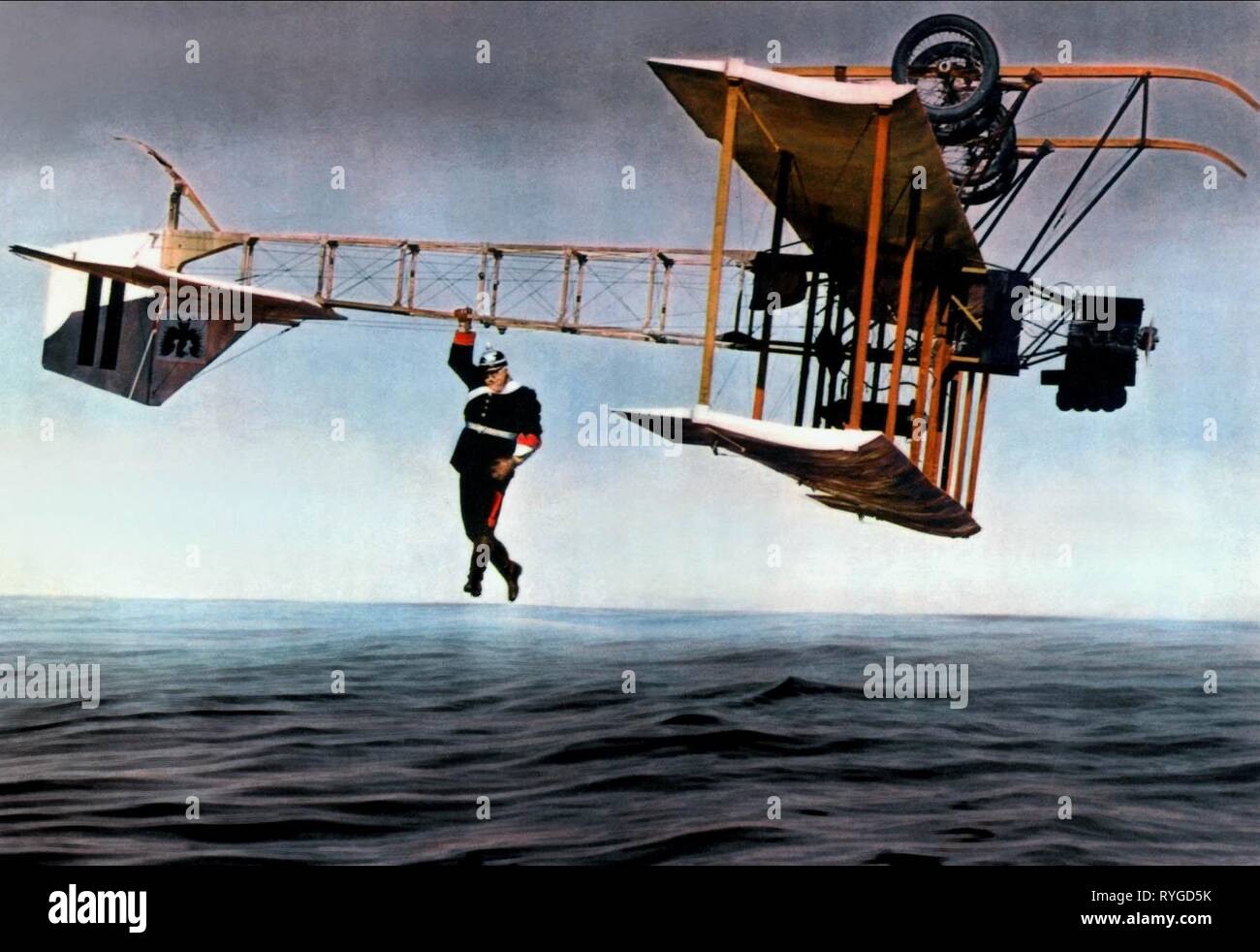 GERT FROBE, quelle magnifiche gli uomini nella loro macchine volanti o come ho volato da Londra a Parigi in 25 ore 11 MI, 1965 Foto Stock